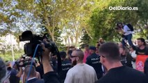 Un neonazi se encara con la concentración antifascista a la salida del juicio por las agresiones del 9 d'Octubre