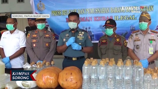 Lantamal XIV Sorong Musnahkan 500 Liter Miras Lokal Hasil Penyelundupan di Kapal Penumpang