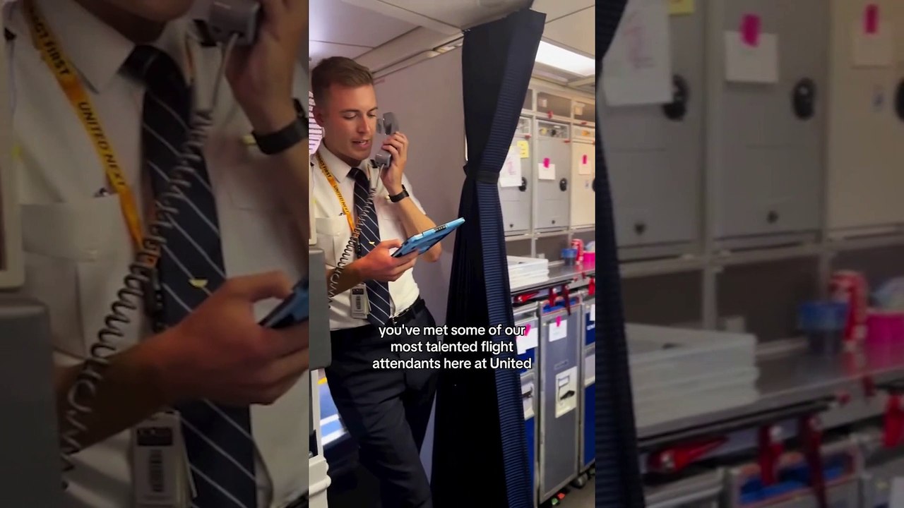 Pilot greift zum Mikrofon des Flugzeugs und hält eine bewegende Hommage an seine Mutter, die Flugbegleiterin