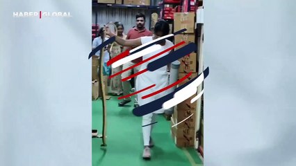 Çıplak elle yılanı yakalayan kadının rahatlığı viral oldu!