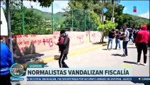 Normalistas vandalizan la Fiscalía de Guerrero