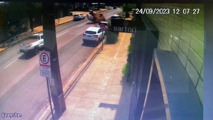 Por outro ângulo: Câmera flagra Jetta capotando no Centro