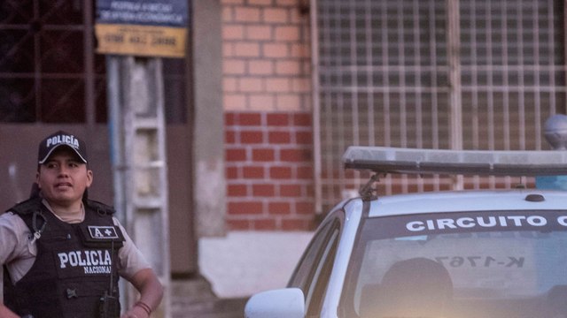 Autoridades ecuatorianas hallaron cadáveres debajo de un puente en Puerto López, provincia de Manabí