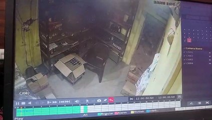 दुकान की दीवार तोड़ शराब व नकदी चोरी, पुलिसकर्मी के भाई पर आरोप...देखें वीडियो