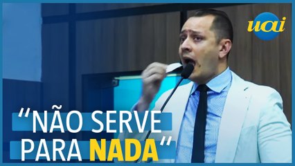 Vereador do PL come pedaços da Lei Orgânica em Patos (PB)