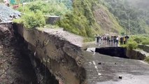 ২৪ ঘন্টা পরেও মেরামত করা গেল না ধসে ক্ষতিগ্রস্ত জাতীয় সড়ক! যানজটে নাকাল পর্যটকরা