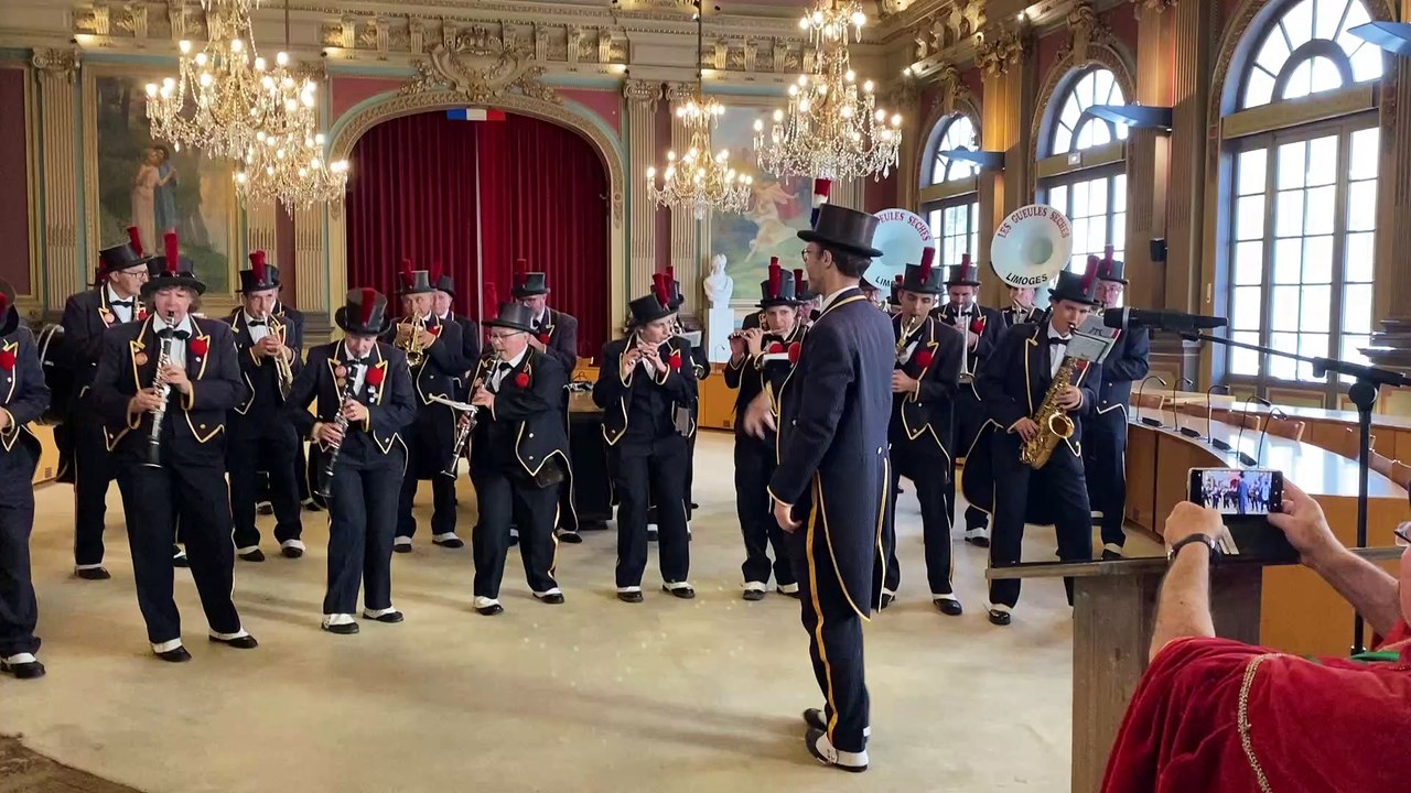 MÂCON : Un petit air de musique sur les confréries gourmandes en folie