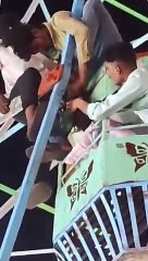 Mulher fica com o cabelo preso em roda gigante na Índia