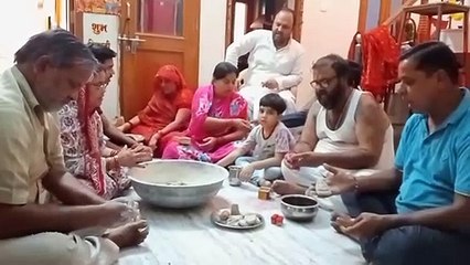 मिट्टी से रोज बना रहे गणेश प्रतिमाएं, कर रहे पूजन-अनुष्ठान