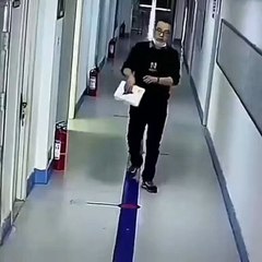 Yorgun bir öğretmenin, sınıfa girmeden önce kendisini ders için hazırladığı an..