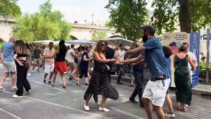 PARIS FRANCE - HDR WALKING IN PARIS - SUMMER 2023