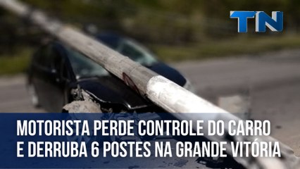 Motorista perde controle do carro e derruba seis postes na Grande Vitória