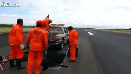 Ces ouvriers d'aéroport font un métier risqué