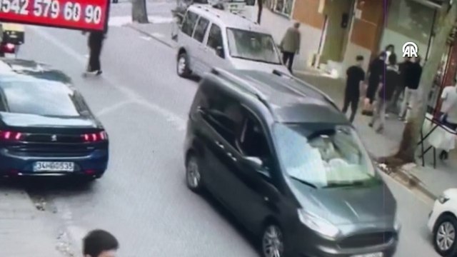 Esenyurt'ta 2 kişinin yaralandığı bıçaklı, sopalı saldırı güvenlik kamerasında