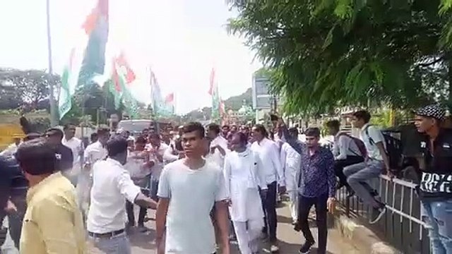 युवा कांग्रेस के कार्यकर्ताओं और किसान सोयाबीन की खराब फसल की अर्थी लेकर पहुंचे कलेक्टर कार्यालय