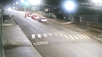 Câmera flagra batida entre Honda Hornet e Ford Ka no Periolo