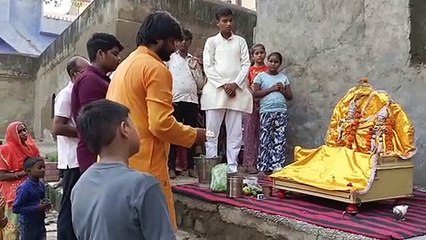 गाजे-बाजे के साथ निकाले ठाकुरजी के डोले