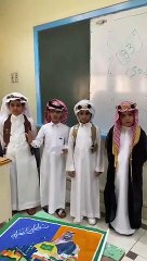 عبارات وطنية ولباس تراثي وقصيدة تتغنى بحب المملكة.. هكذا احتفل معلم مع طلابه