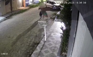 Vídeo flagra agressões contra mulher em via pública de Arapiraca