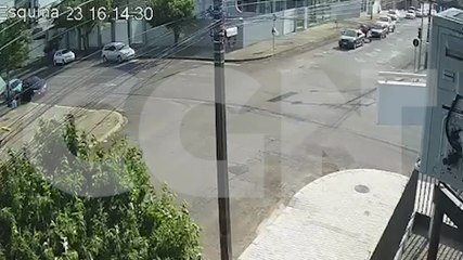 Câmera flagra acidente com outro carro da Emater na Rua Vitória