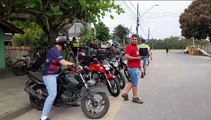 Motoboys entregam novo portão em casa invadida por motociclista em Joinville