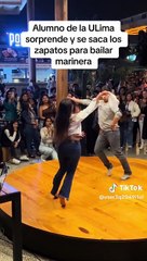 Estudiantes universitarios bailan marinera