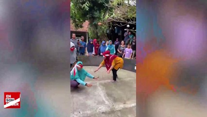 Gözü kapalı kadınların eğlenceli ördek yakalama oyunu