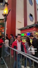Coreano se impresiona al ver tanta gente en el Barrio Chino