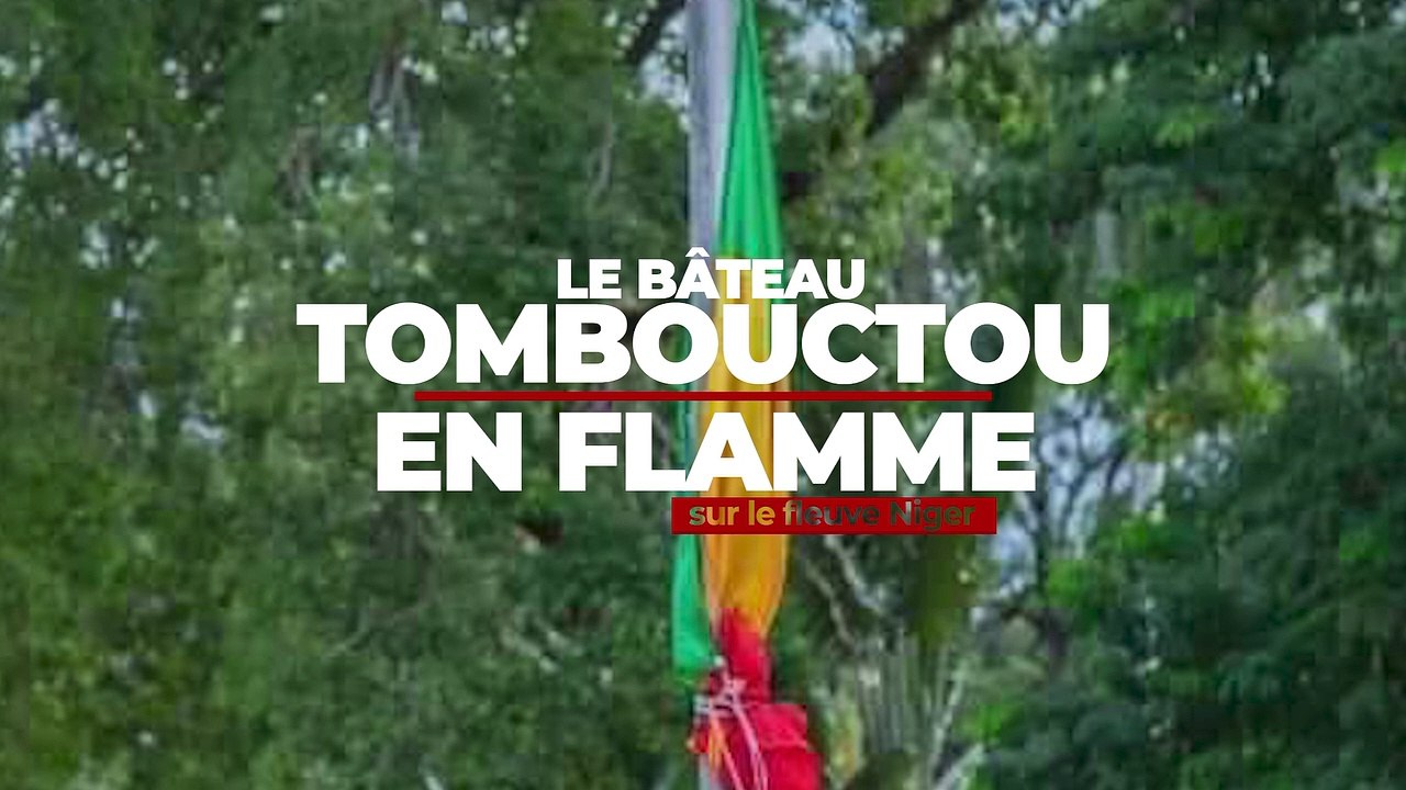 Le Tombouctou, de la Compagnie malienne de navigation (Comanav), en flamme suite à l'attaque terroriste de Bamba_