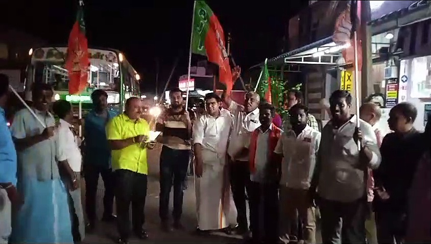 புரட்டாசிக்கு கோவிந்தா, எடப்பாடிக்கு கோவிந்தா; கூட்டணி முறிவுக்கு பின் அலப்பறை செய்த பாஜக