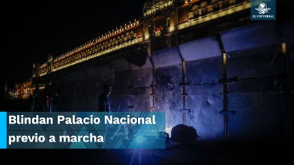 Download Video: Amurallan Palacio Nacional con vallas metálicas, previo a marcha por aniversario de Ayotzinapa