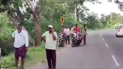 పల్నాడు జిల్లా: సిమెంట్ పోల్ ను ఢీ కొన్న బైక్... మహిళ మృతి
