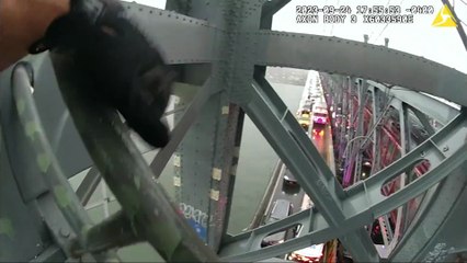 “Fala comigo”. Polícia dissuade homem que queria saltar de ponte nos EUA