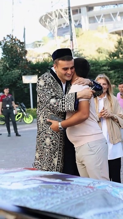 CZN Burak'a hayranından büyük jest! Son model araba hediye ettiler