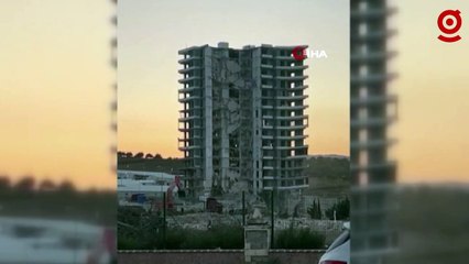 Hatay'da iş makinesiyle yıkılan binaların yerle bir olma anları kamerada