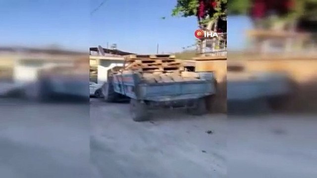 Hatay'da 3 aracı biçen taş yüklü traktör, evin duvarını yıkıp içeri girdi