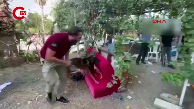 Polis gözlerine inanamadı... Uyuşturucu paketleri, asma ağacının sundurma demirinin içinden çıktı!