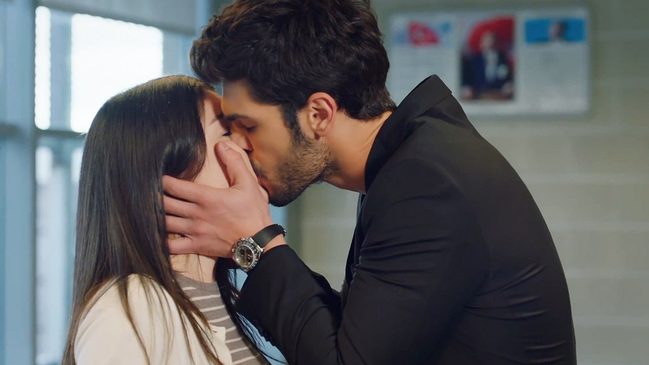 Selim Collé Aux Lèvres de Serra! | Mon Coté Gauche | Sol Yanım (Sous-Titres Français)