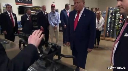 Usa, Trump visita un negozio di armi prima di un appuntamento elettorale