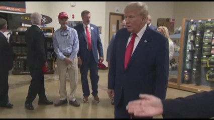 Usa, Trump visita un negozio di armi prima di un appuntamento elettorale