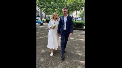 Karin Viard évoque sa vie de "jeune mariée" : "Je suis plus heureuse que jamais"