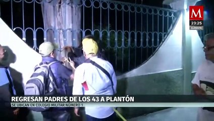 Marcha de familiares de normalistas en la CdMx exigiendo justicia