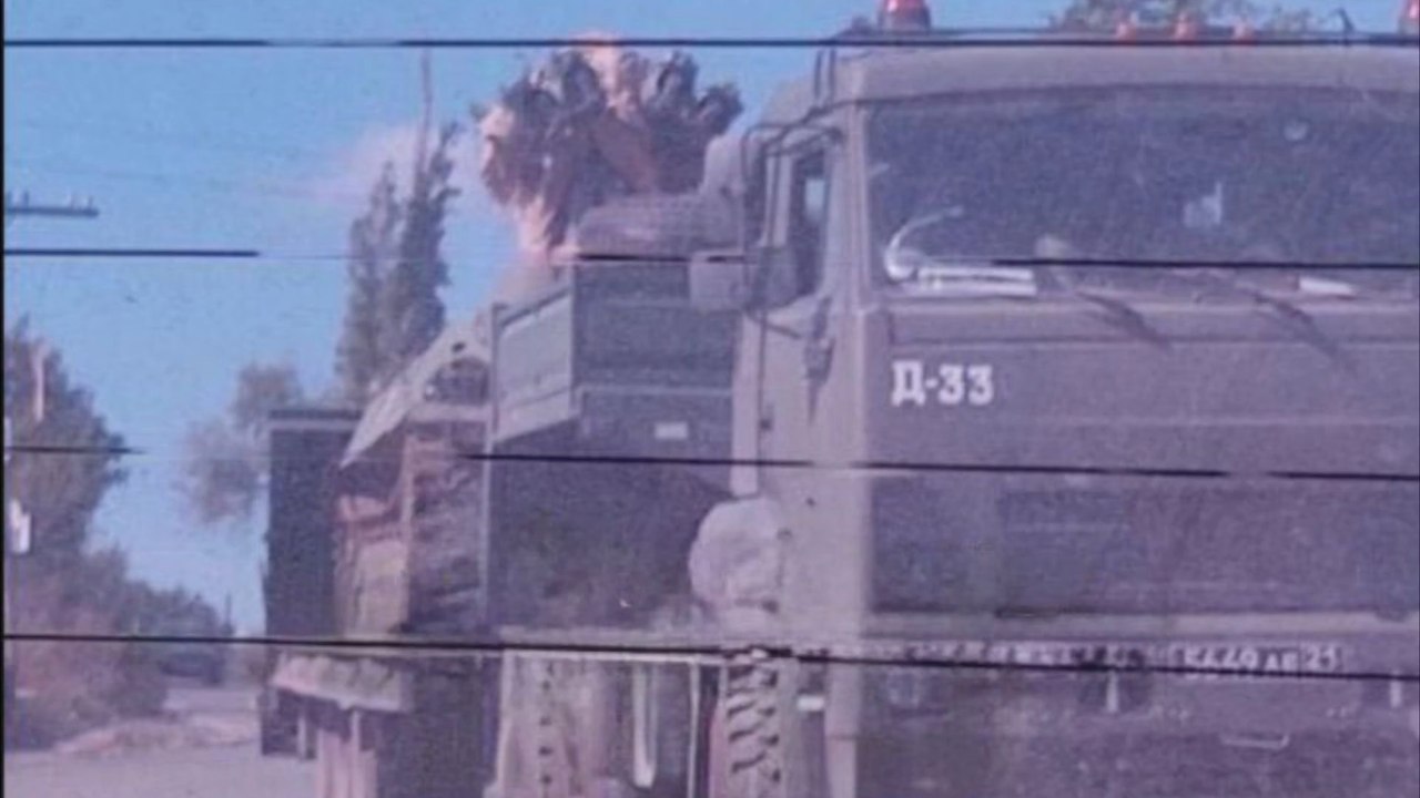 Russen montieren Marine-Kanone auf Panzerwagen