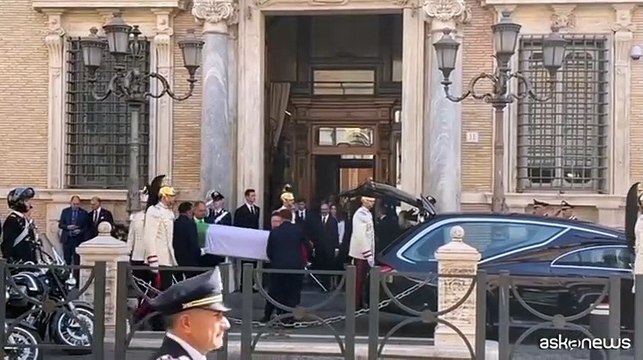Il feretro di Giorgio Napolitano lascia il Senato