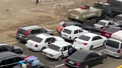 Azerbaycan polisi bölgeyi terk eden Ermenilere soğuk su dağıttı