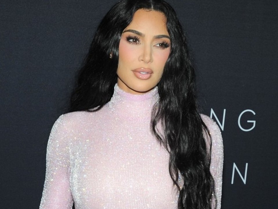 Kaum wiederzuerkennen: Kim Kardashian posiert mit raspelkurzen Haaren