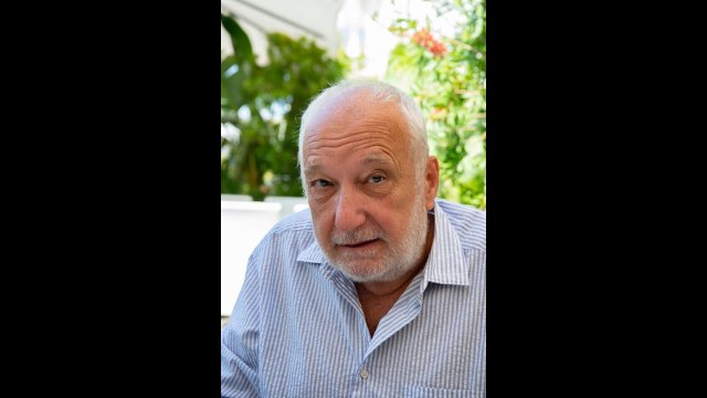 François Berléand papa de jumelles de 14 ans à 71 ans : la mort le taraude, il s'inquiète de plus