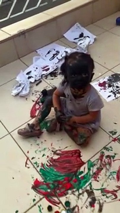 Sa fille fait des dégâts avec de la peinture à la gouache