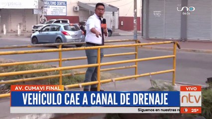 Aparatoso accidente en el segundo anillo y un auto cae al canal de la Av. Cumavi