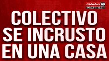 Colectivo chocó contra camión y se incrustó en una casa: rompió todo